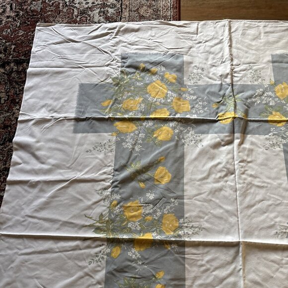 Vintage Spring Or Easter Tablecloth White Yellow And Gray Size 65 X 60 - Picture 5 of 6